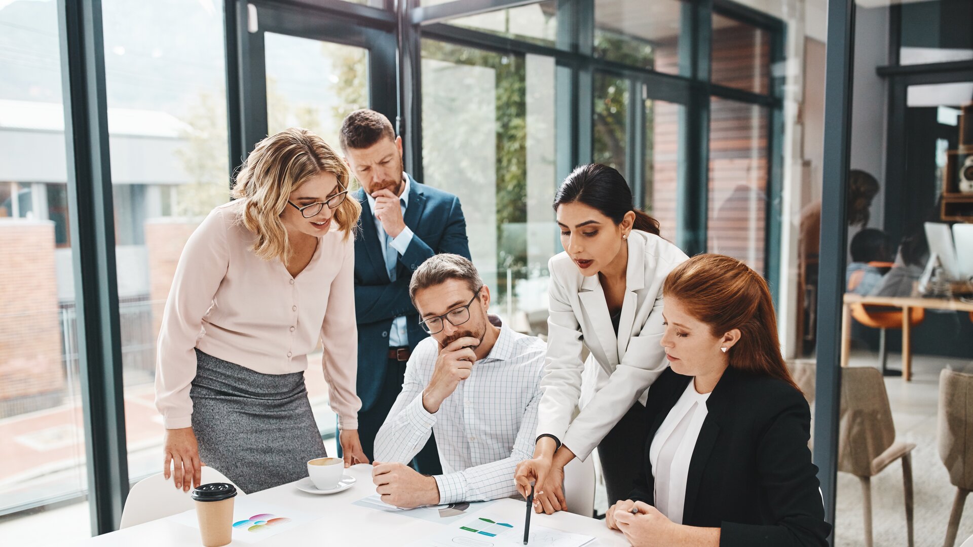 besprechungsteam im büro diskutiert strategische unterlagen