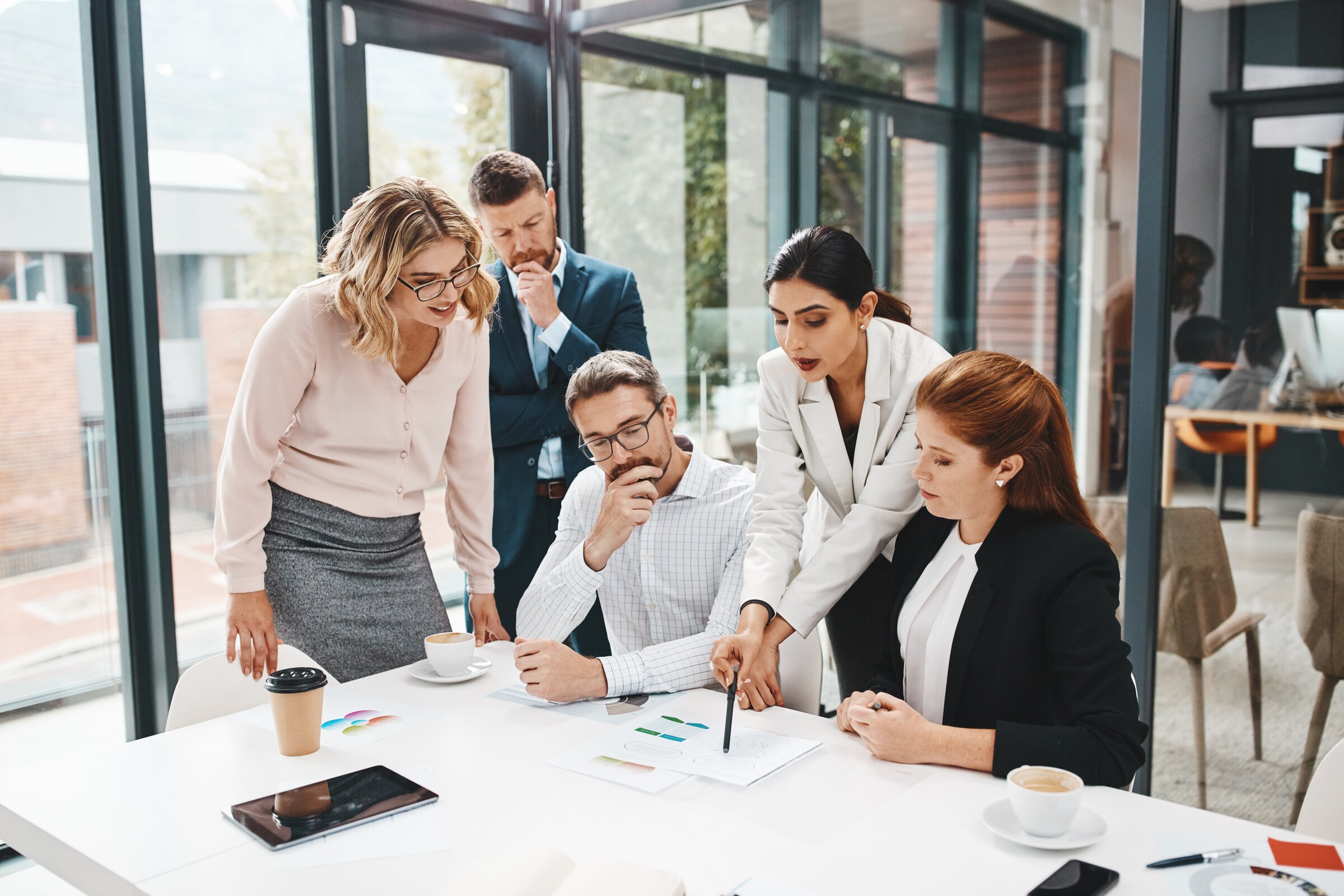 besprechungsteam im büro diskutiert strategische unterlagen