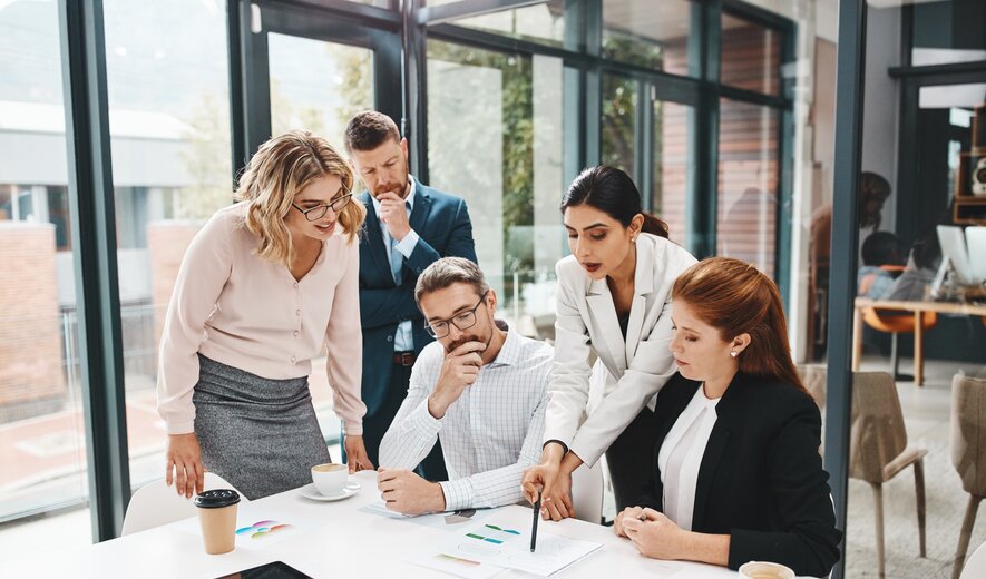 besprechungsteam im büro diskutiert strategische unterlagen