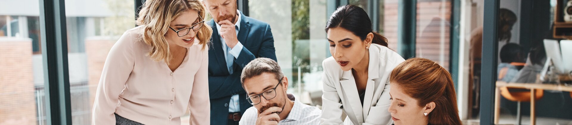 besprechungsteam im büro diskutiert strategische unterlagen