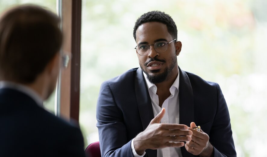 geschäftsmann führt beratungsgespräch im büro