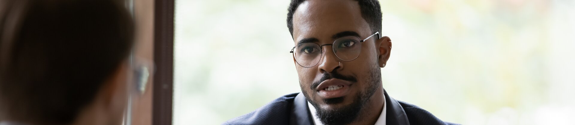 geschäftsmann führt beratungsgespräch im büro