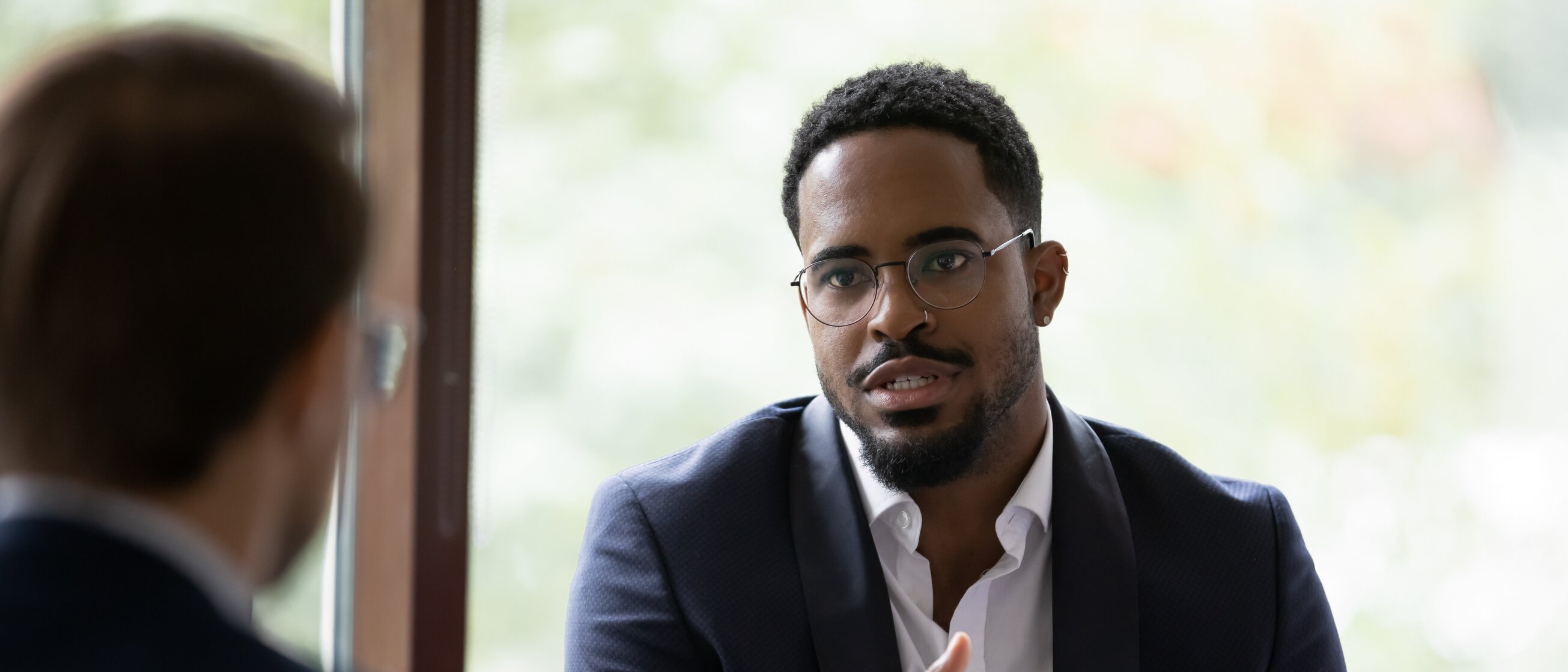 Ein Teilnehmer diskutiert während einer Arbeitsrechts-Weiterbildung der IHK Akademie München über praxisnahe Lösungsansätze zu arbeitsrechtlichen Fragestellungen.