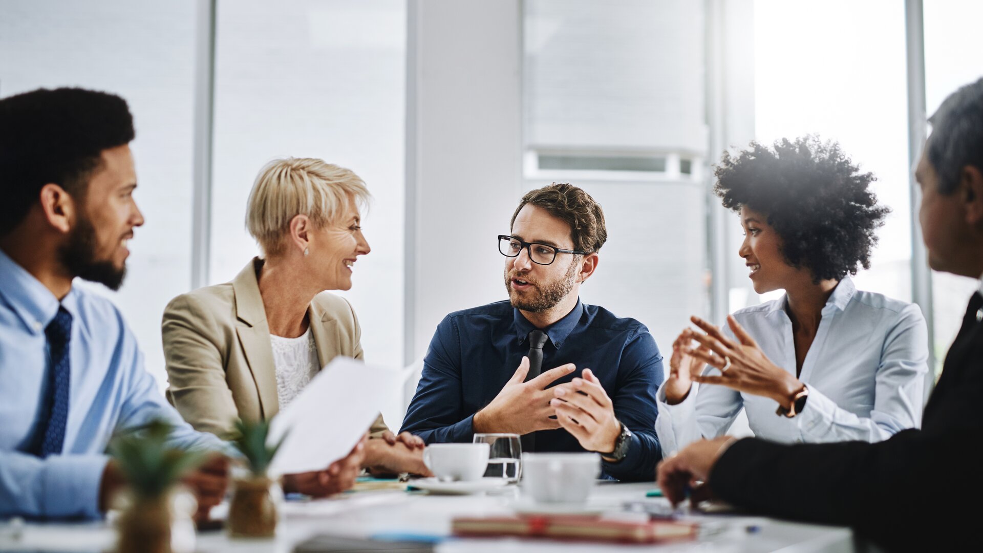 Besprechungssituation mit diversen Geschäftsleuten im modernen Konferenzraum