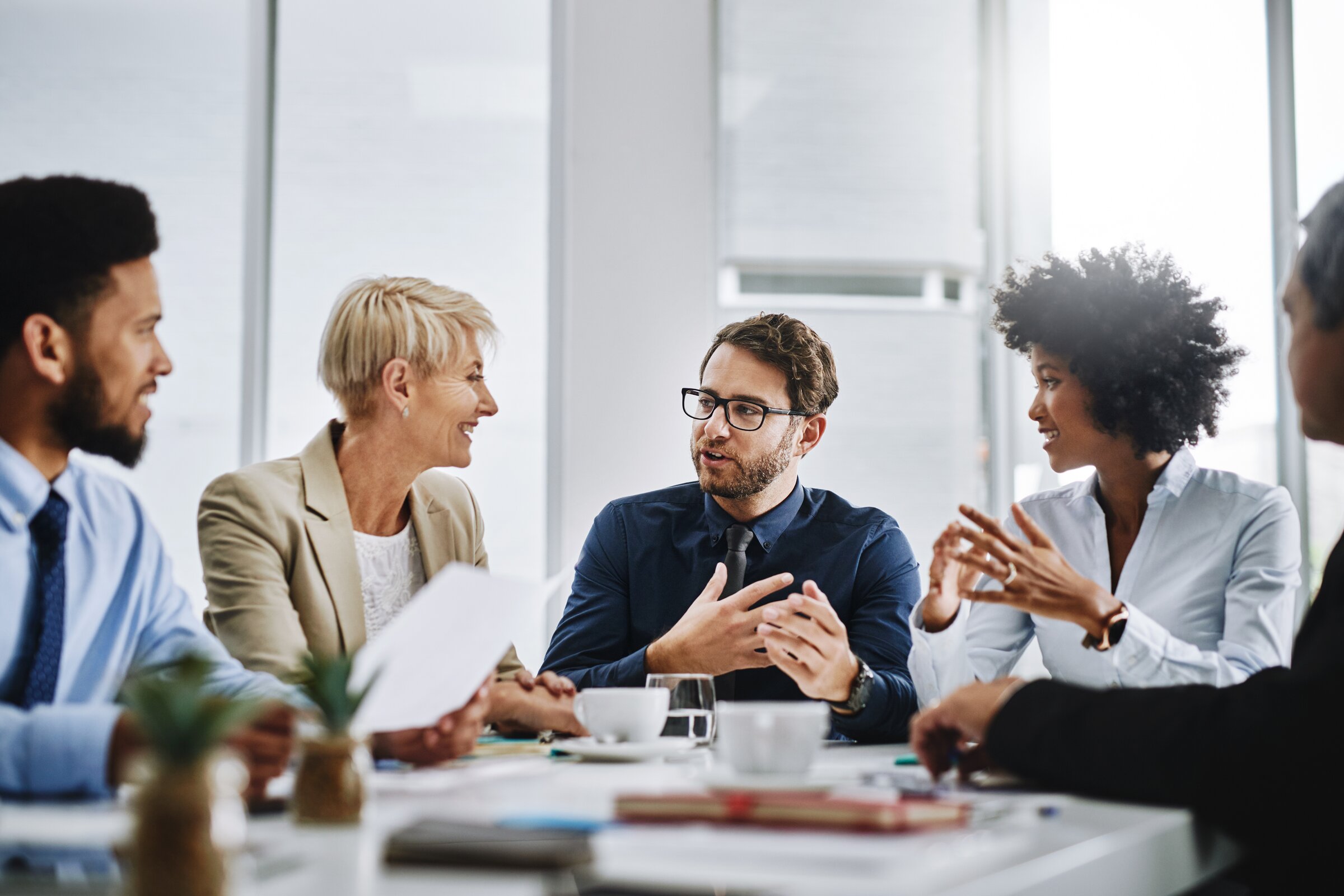 Besprechungssituation mit diversen Geschäftsleuten im modernen Konferenzraum