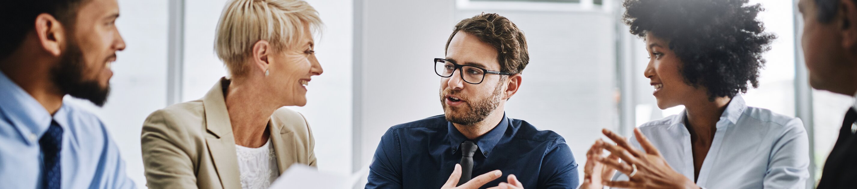 Besprechungssituation mit diversen Geschäftsleuten im modernen Konferenzraum