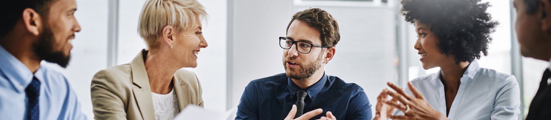 Besprechungssituation mit diversen Geschäftsleuten im modernen Konferenzraum