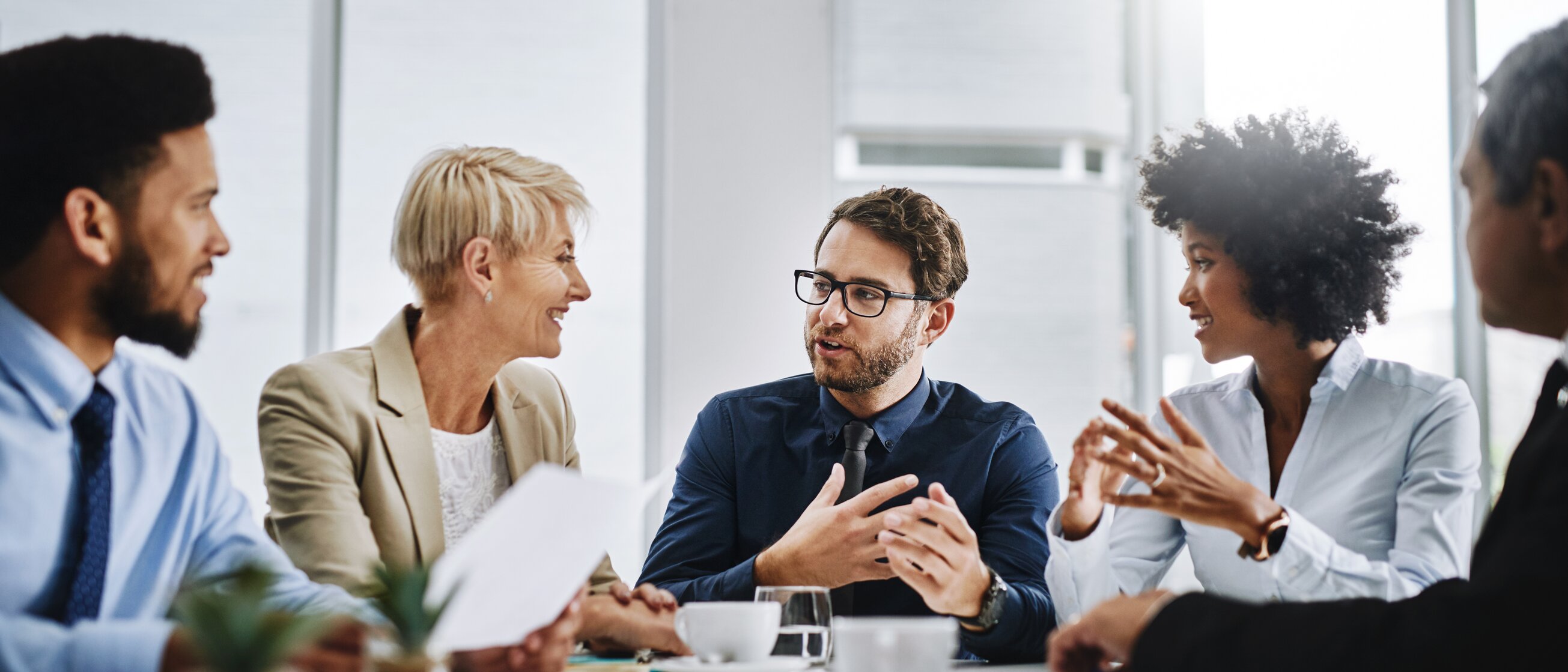Ein Team aus Personalverantwortlichen tauscht sich während einer Weiterbildung der IHK Akademie München über Strategien für modernes Personalmanagement und Mitarbeiterentwicklung aus.