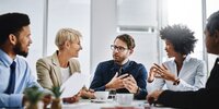 Besprechungssituation mit diversen Geschäftsleuten im modernen Konferenzraum