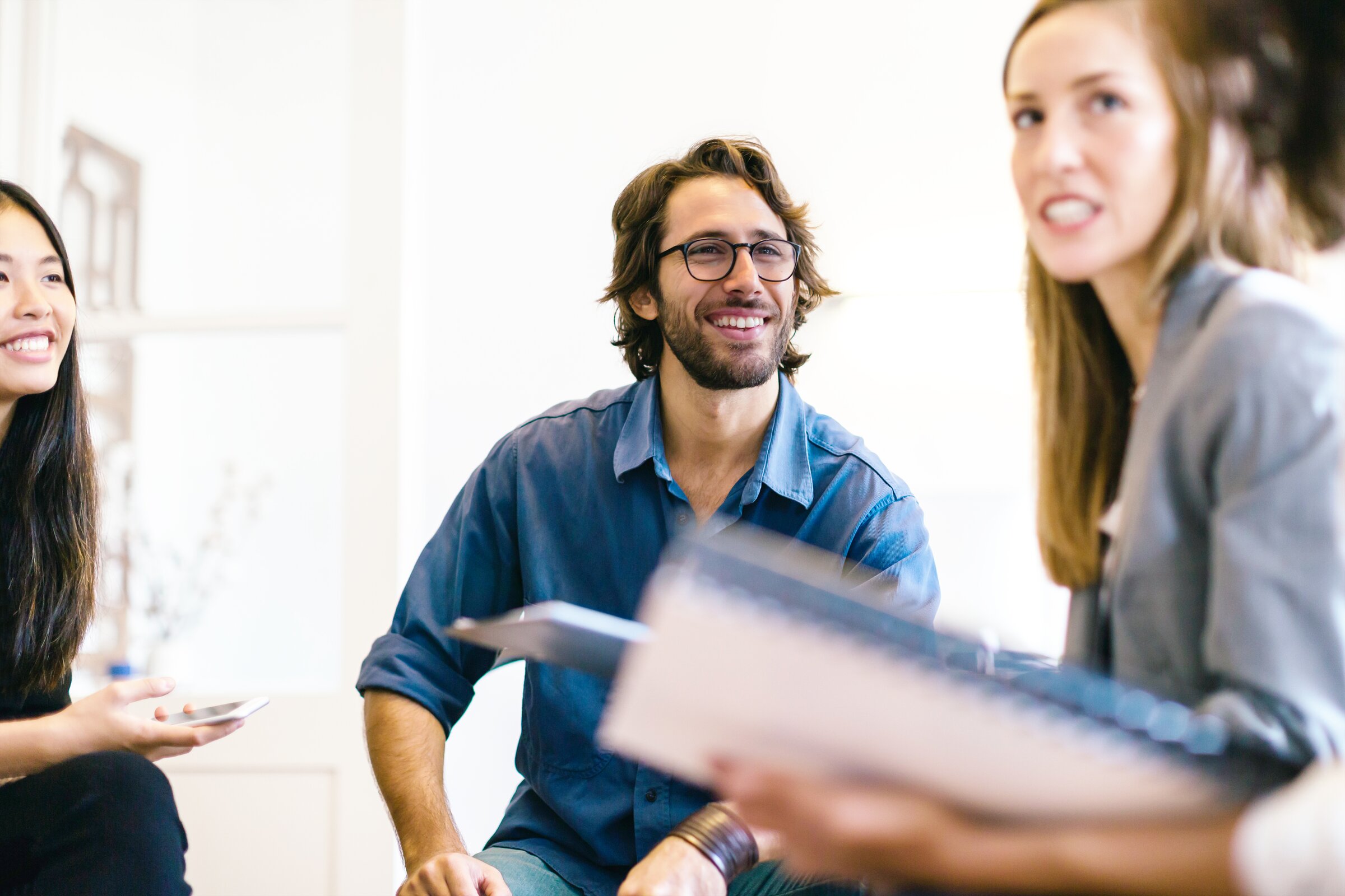 junge Menschen sitzen gemeinsam im Gesprächskreis und tauschen sich in lockerer Atmosphäre aus