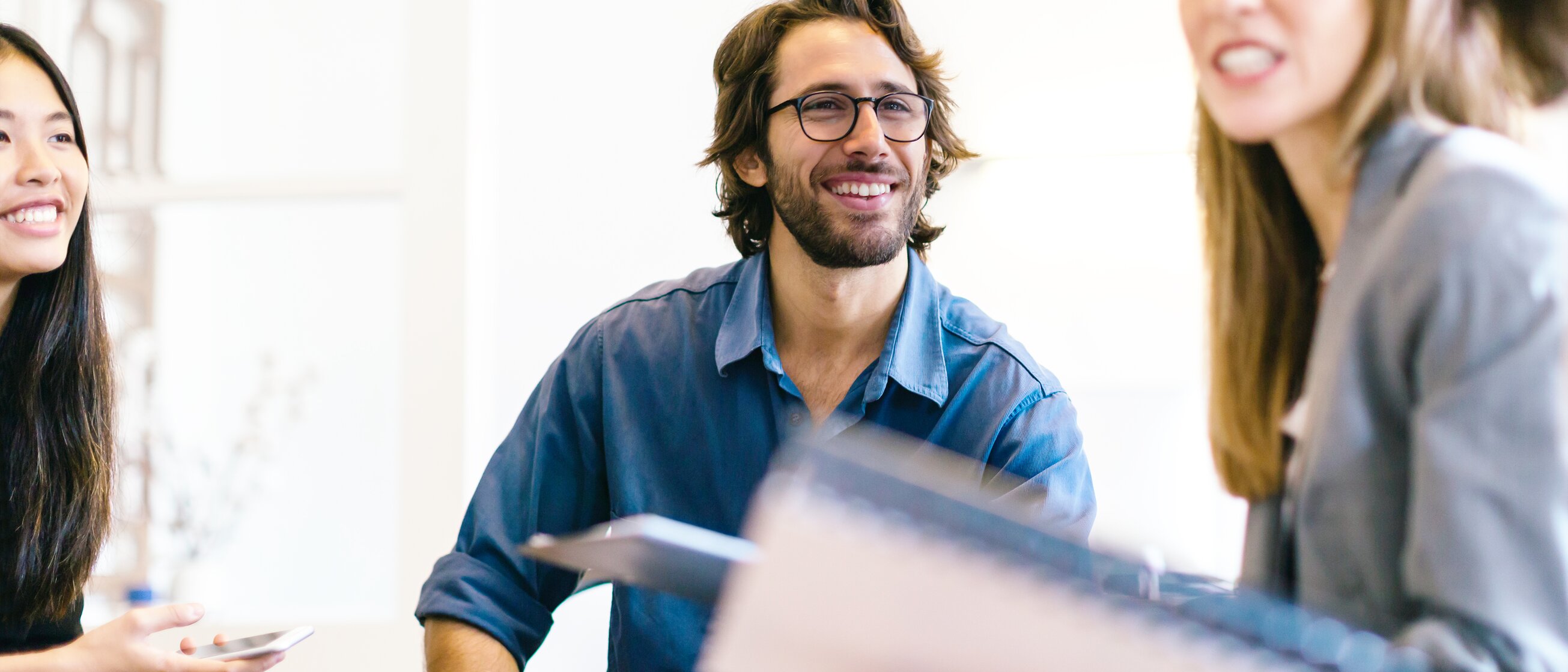 junge Menschen sitzen gemeinsam im Gesprächskreis und tauschen sich in lockerer Atmosphäre aus