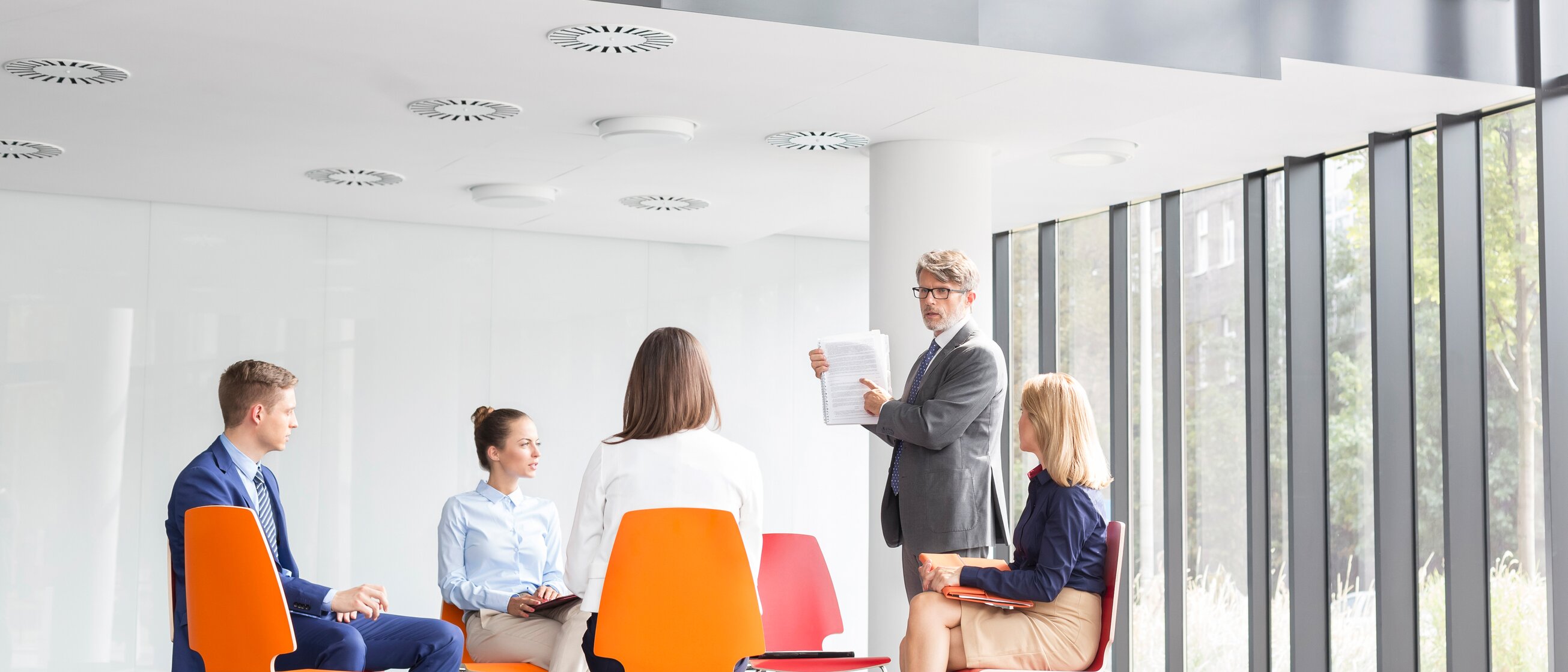 business meeting im modernen konferenzraum