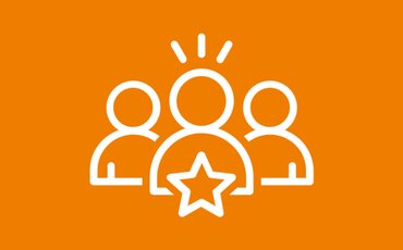 Symbol für Team und Erfolg: Personengruppe mit Stern auf orangefarbenem Hintergrund.