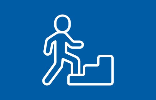 Symbol für Aufstieg und Weiterentwicklung: Person steigt Treppenstufen hinauf.