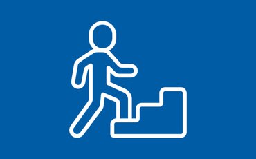 Symbol für Aufstieg und Weiterentwicklung: Person steigt Treppenstufen hinauf.