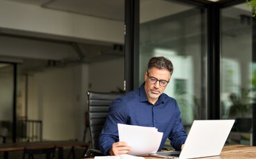 Führungskraft erweitert in der Weiterbildung ihr Wissen für rechtssichere Entscheidungen im Arbeitsrecht.