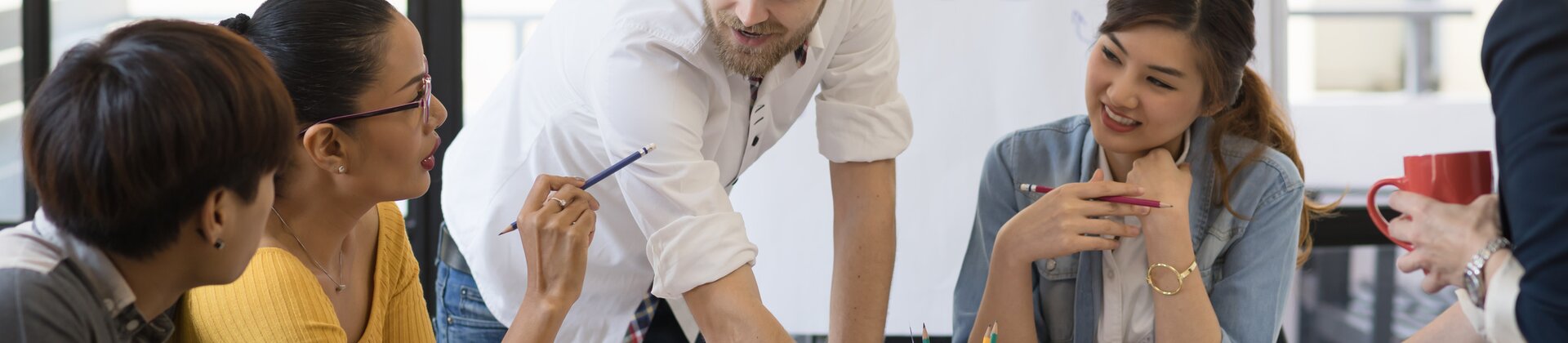 kreatives teammeeting brainstorming am tisch