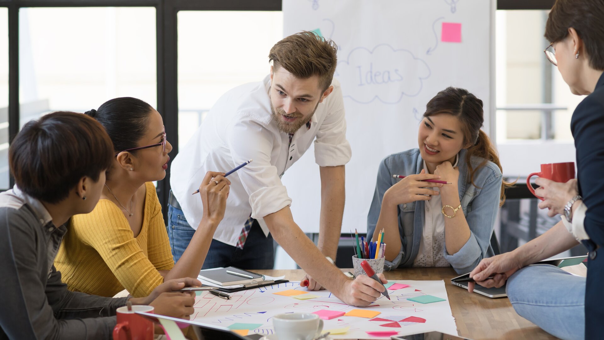 kreatives teammeeting brainstorming am tisch