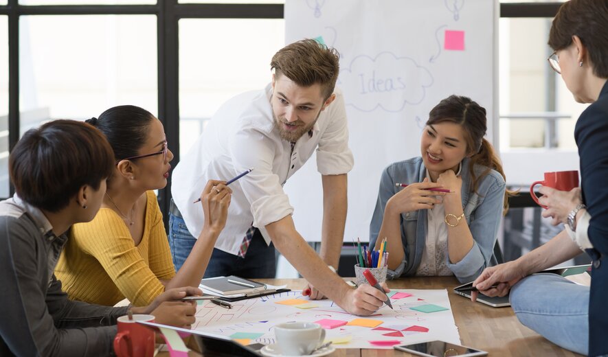 kreatives teammeeting brainstorming am tisch