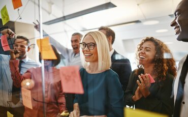 Projektmanagerin vertieft in der Weiterbildung ihre Fähigkeiten, Projekte ganzheitlich zu planen und erfolgreich umzusetzen.