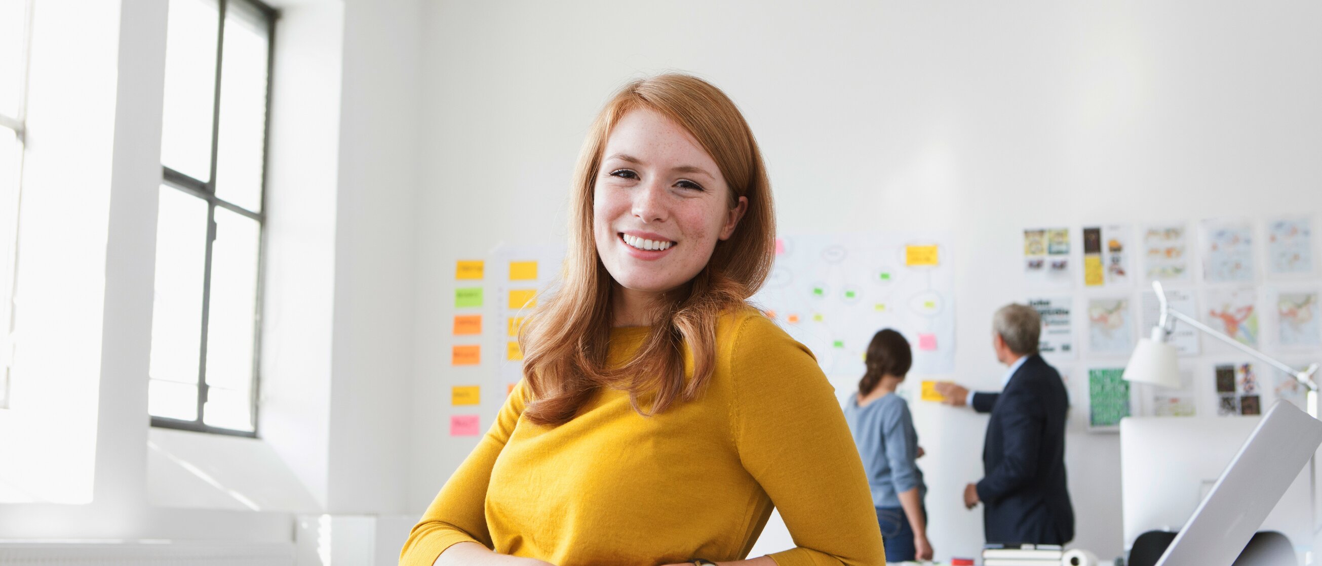 Junge Qualitätsmanagerin im Büro arbeitet an Prozessoptimierungen – Weiterbildung im Qualitätsmanagement mit IHK-Zertifikat.a