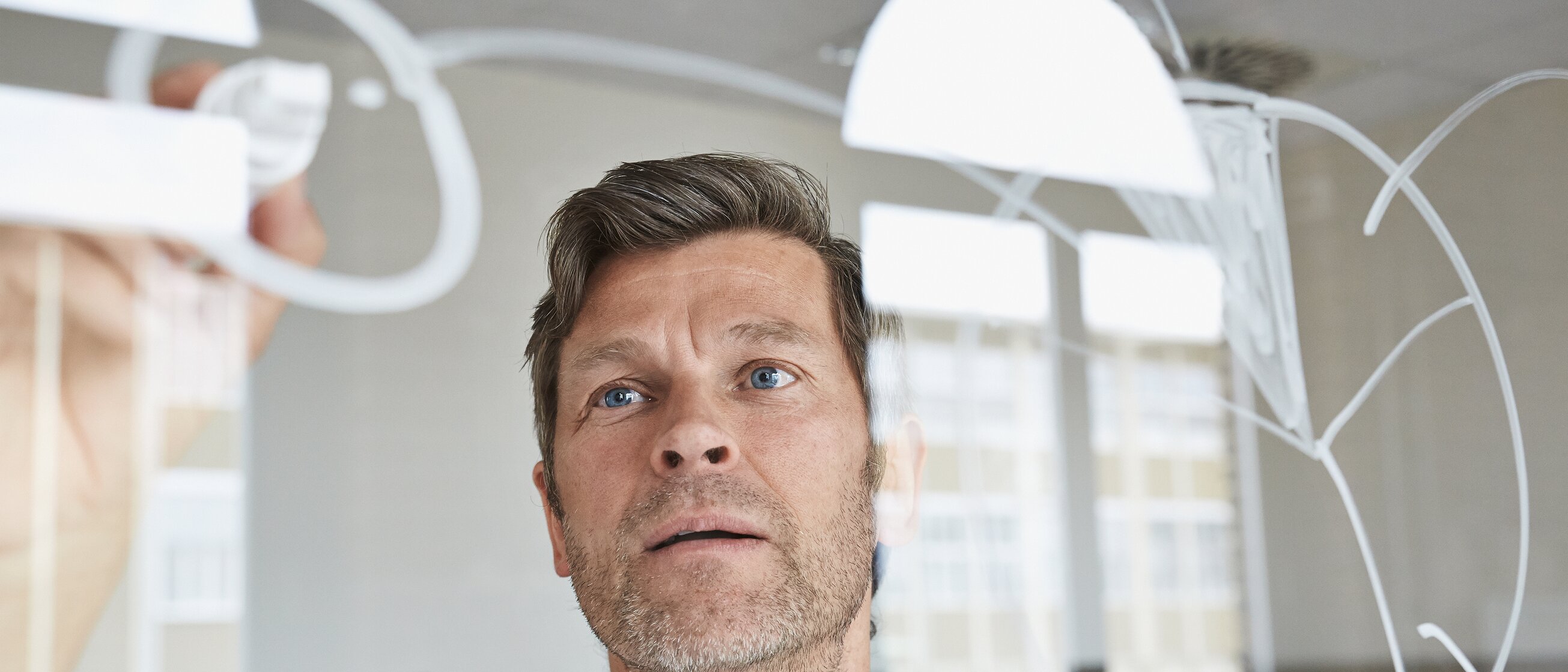 Auditor prüft Qualitätsstandards und Prozesse im Unternehmen – Weiterbildung zum QM-Auditor/-in IHK für professionelle Audits.