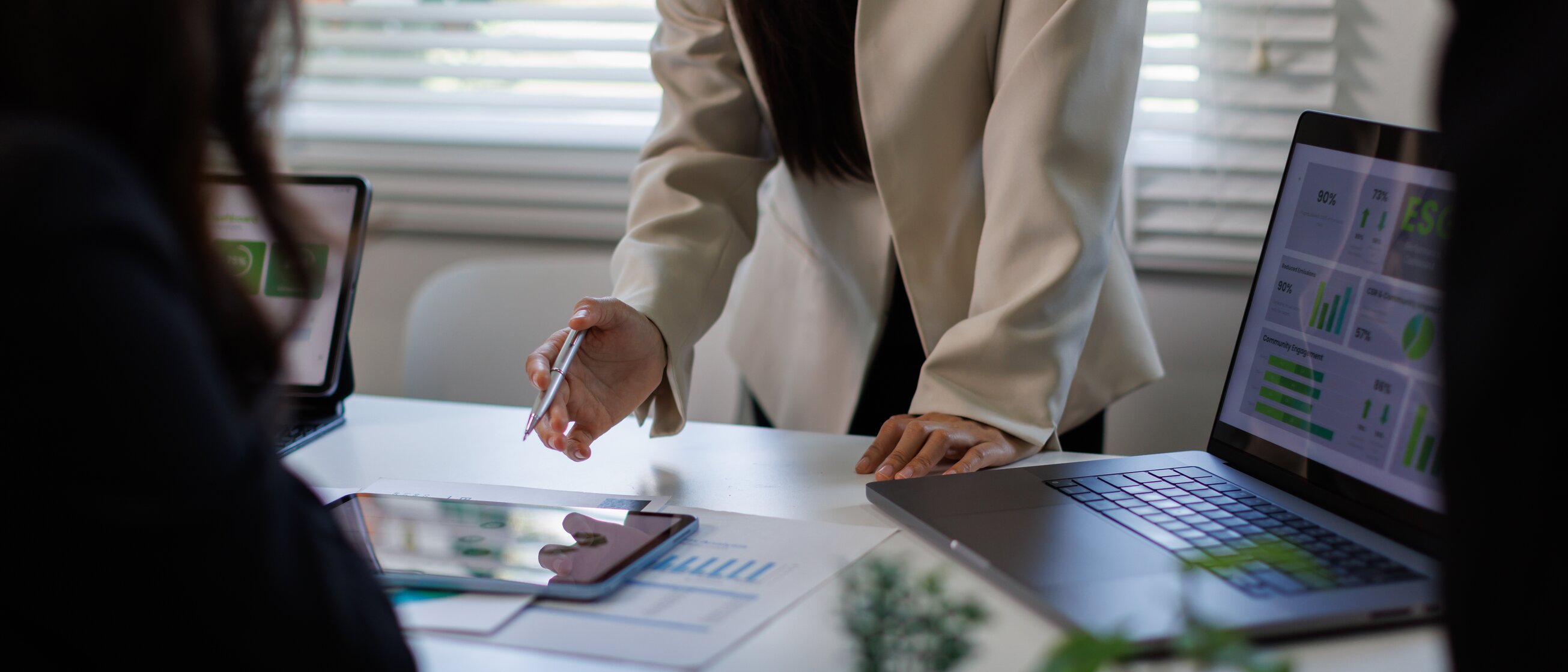 Seminargruppe diskutiert ESG-Performance-Daten auf Bildschirm – Weiterbildung Umweltmanagement