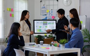 Mitarbeitende erweitern in der Weiterbildung ihr Wissen im Qualitätsmanagement, um Leistungen systematisch und nachhaltig zu verbessern.