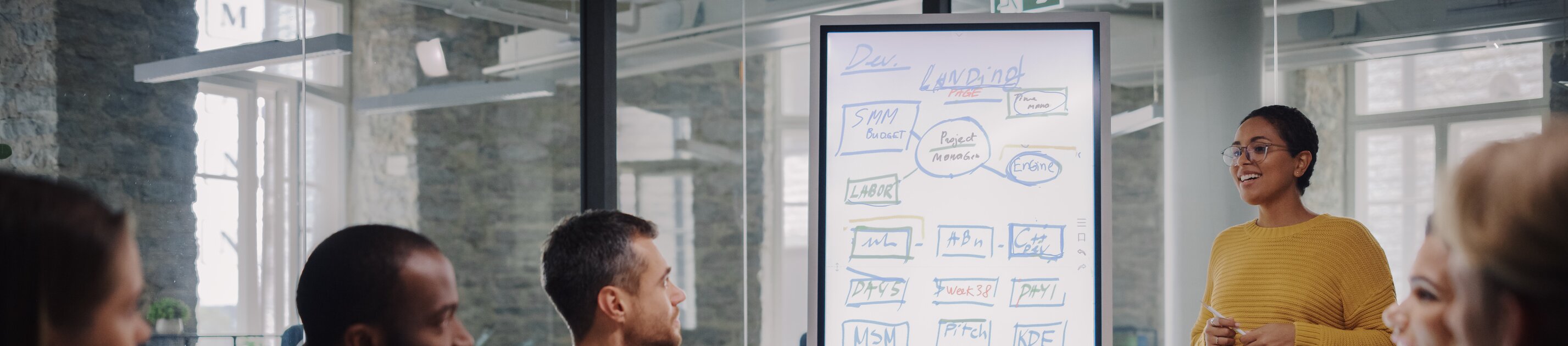 teammeeting präsentation am flipchart und gemeinsame projektplanung