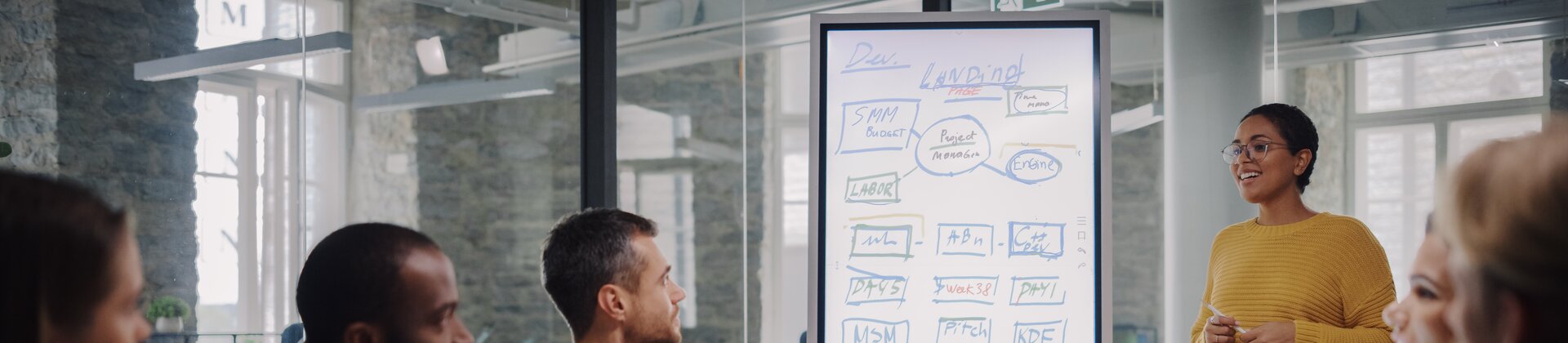teammeeting präsentation am flipchart und gemeinsame projektplanung