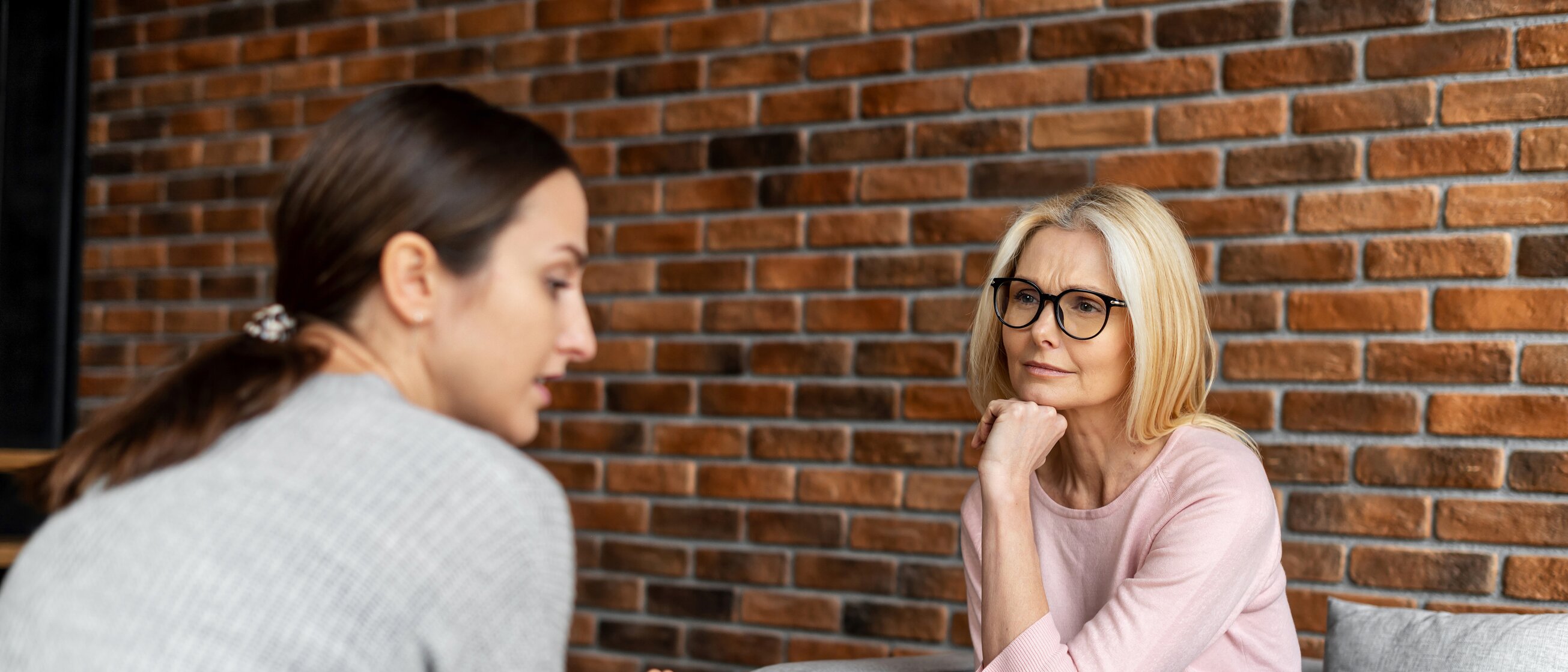 Teilnehmerin in Beratungsgespräch mit Trainerin – praxisnahe Weiterbildung zur Persönlichkeitsentwicklung mit Fokus auf Reflexion, Kommunikation und Selbstführung.