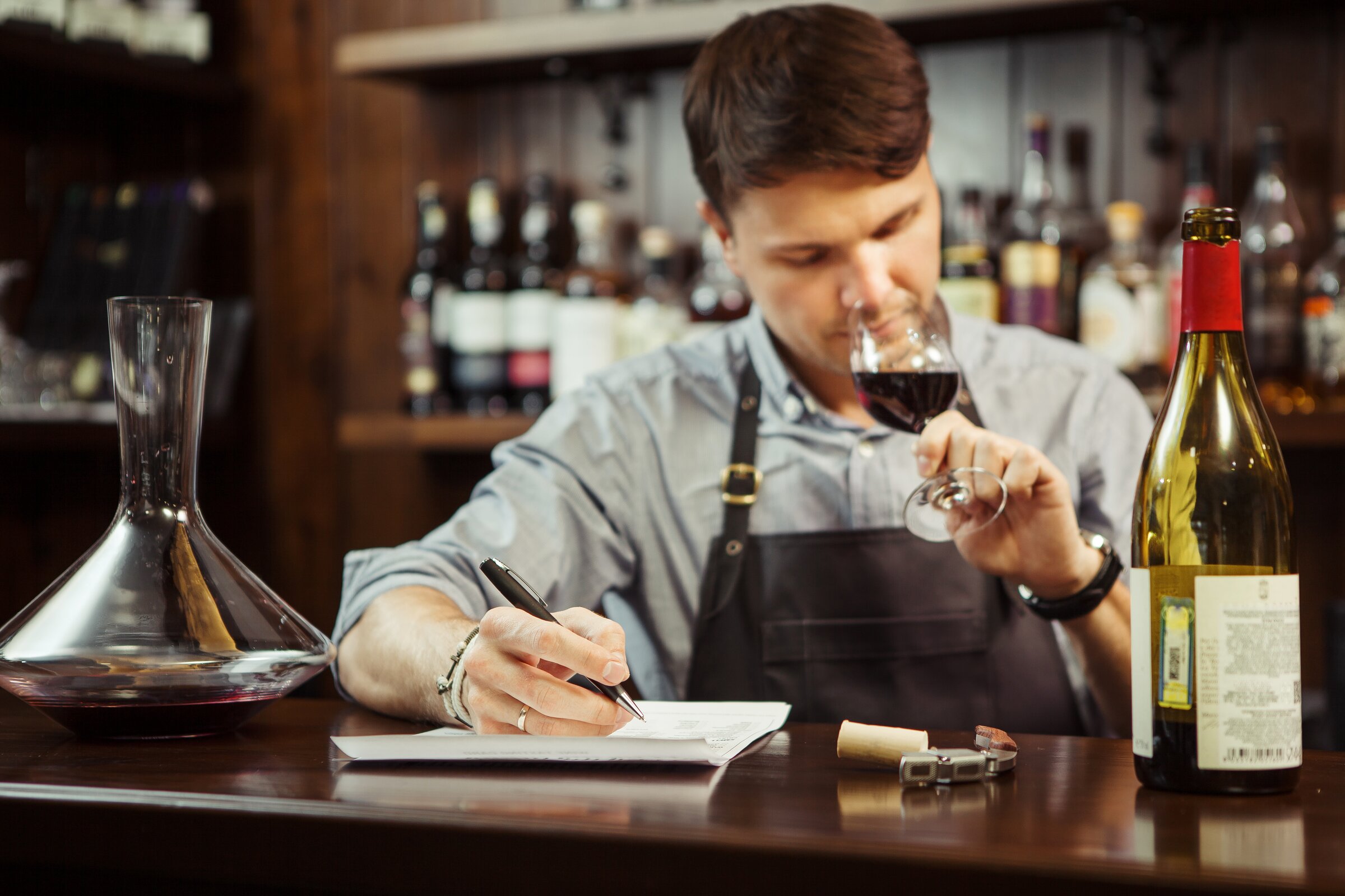 Weiterbildung in der Sommellerie: Ein Sommelier riecht in einem Glas und bewertet einen Wein. 