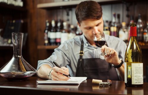 Sommelier bei einer praktischen Prüfung bei einer Weinverkostung. 