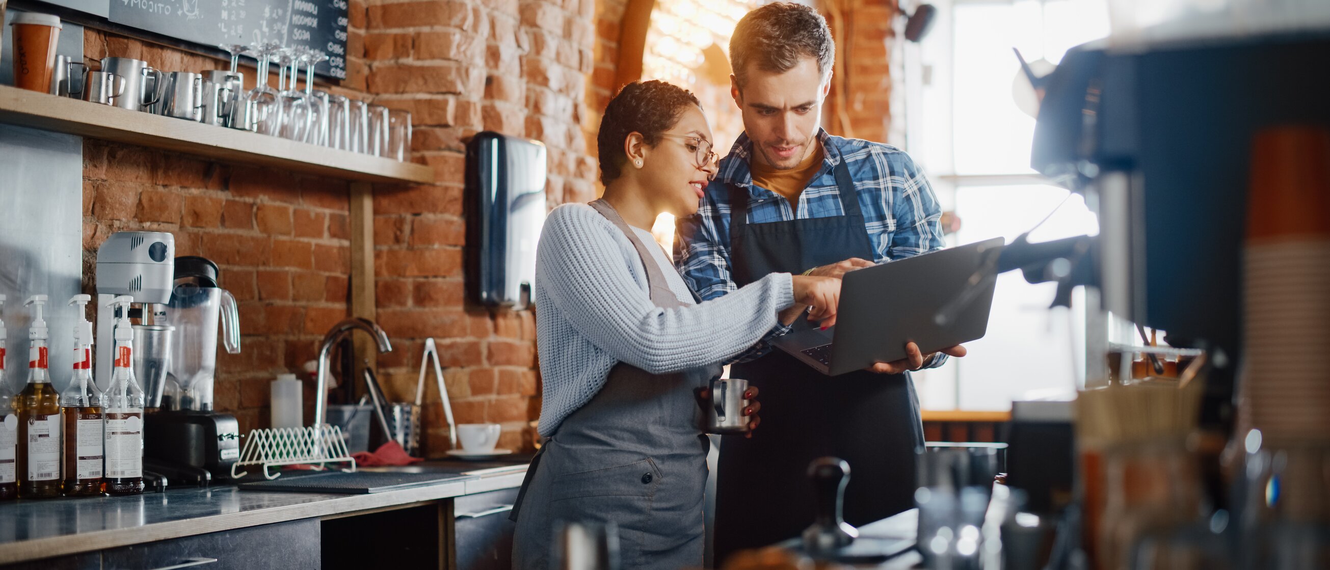 Gastronomie-Team im Café plant Weiterbildungen zu Service, Lebensmittelhygiene und Spirituosenkompetenz.