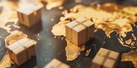 Globale Logistik: Versandpakete auf einer Weltkarte als Symbol für internationalen Handel und Lieferketten.