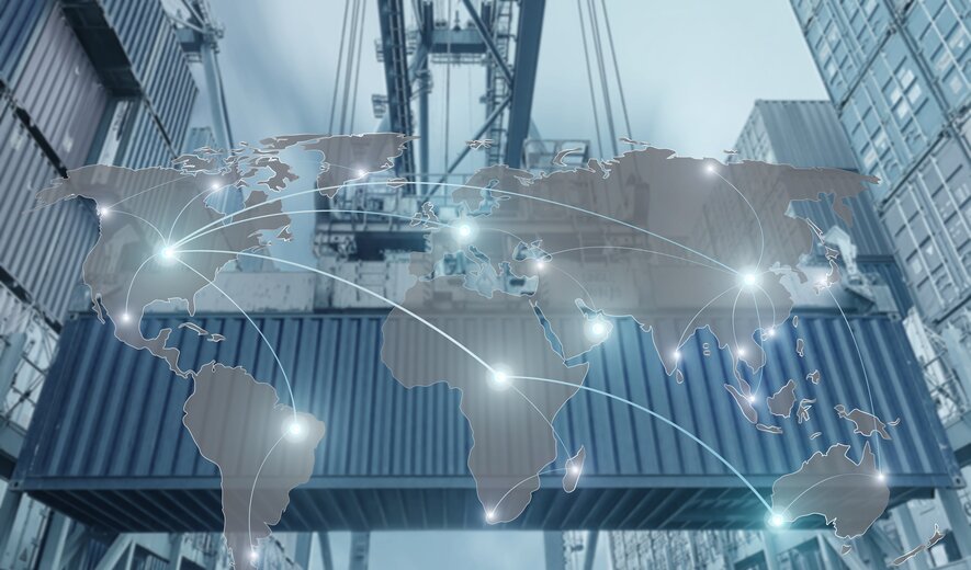 Weltkarte mit verbundenen Handelsrouten vor einem Frachtcontainer im Hafen