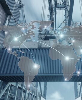 Moderne Glasfassade eines Bürogebäudes mit EU-Sternenmotiv – Symbol für europäische Wirtschaftssanktionen und rechtssicheren Außenhandel.