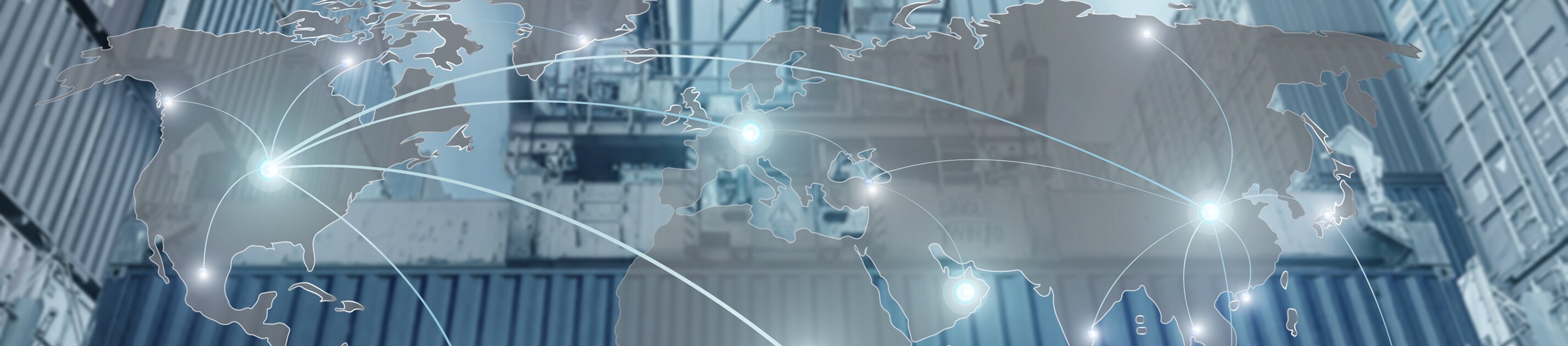 Weltkarte mit verbundenen Handelsrouten vor einem Frachtcontainer im Hafen