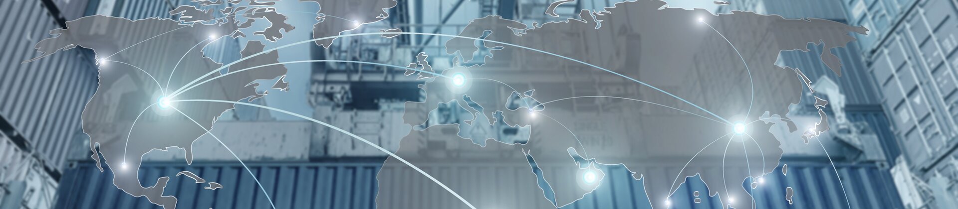 Weltkarte mit verbundenen Handelsrouten vor einem Frachtcontainer im Hafen