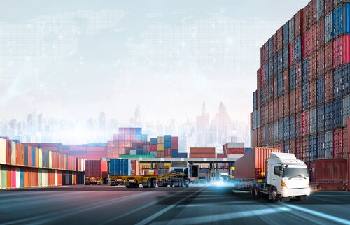 Containerhafen mit Lastwagen und Kränen – Symbol für internationalen Warenverkehr und die Weiterbildung zum IHK-Zollmanager bzw. zur IHK-Zollmanagerin.