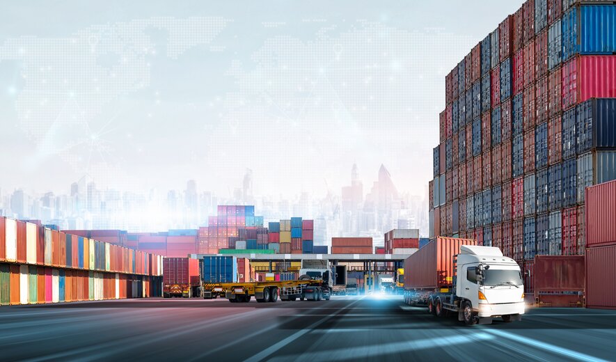 Containerhafen mit Lkw und gestapelten Frachtcontainern als Symbol für globale Logistik und Transport
