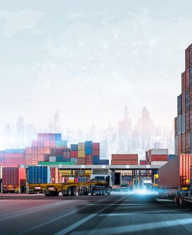 Europäische Flagge vor Industriehintergrund – Darstellung der aktuellen Russland-Sanktionen und ihrer Auswirkungen auf den internationalen Handel.