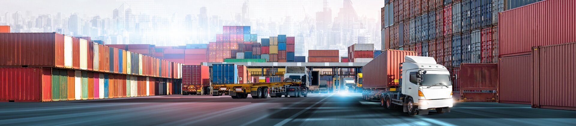 Containerhafen mit Lkw und gestapelten Frachtcontainern als Symbol für globale Logistik und Transport