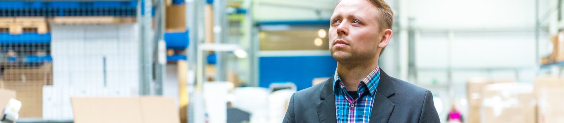 Lagerleiter mit Tablet inspiziert Waren im modernen Logistiklager