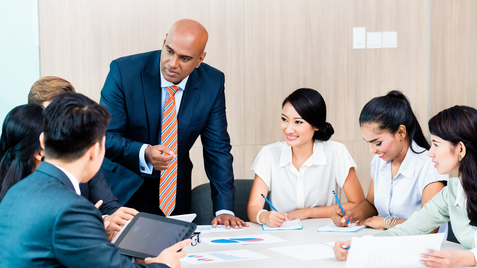 Manager bespricht Strategie mit Mitarbeitern im Konferenzraum