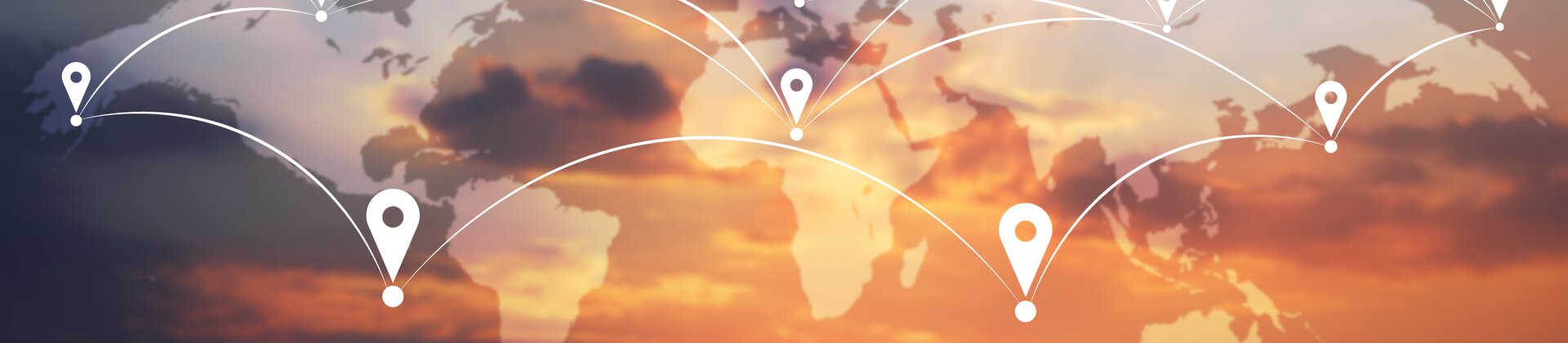 Weltkarte mit vernetzten Standortmarkern über Hafenlandschaft bei Sonnenuntergang