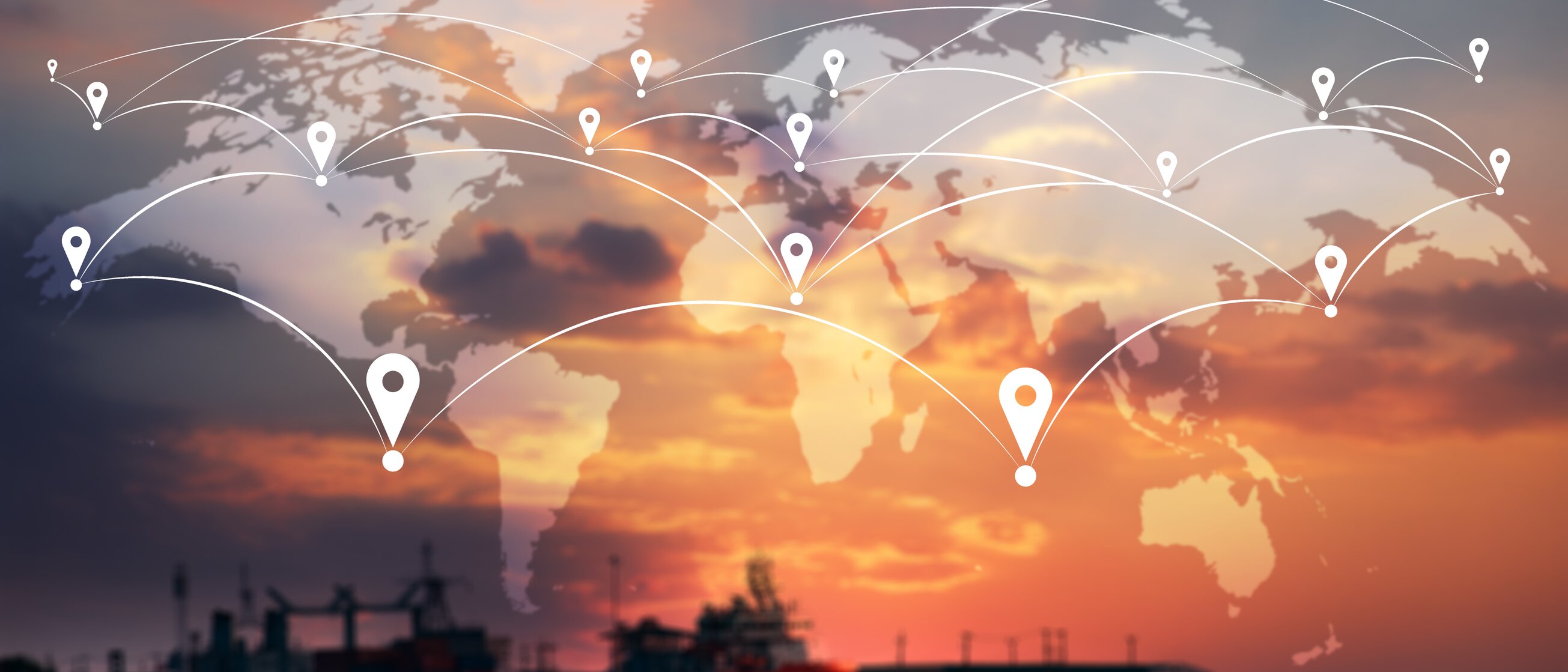Weltkarte mit vernetzten Standorten und Frachtschiff im Sonnenuntergang – Symbol für globalen Warenverkehr und internationale Zoll- und Steuerprozesse.