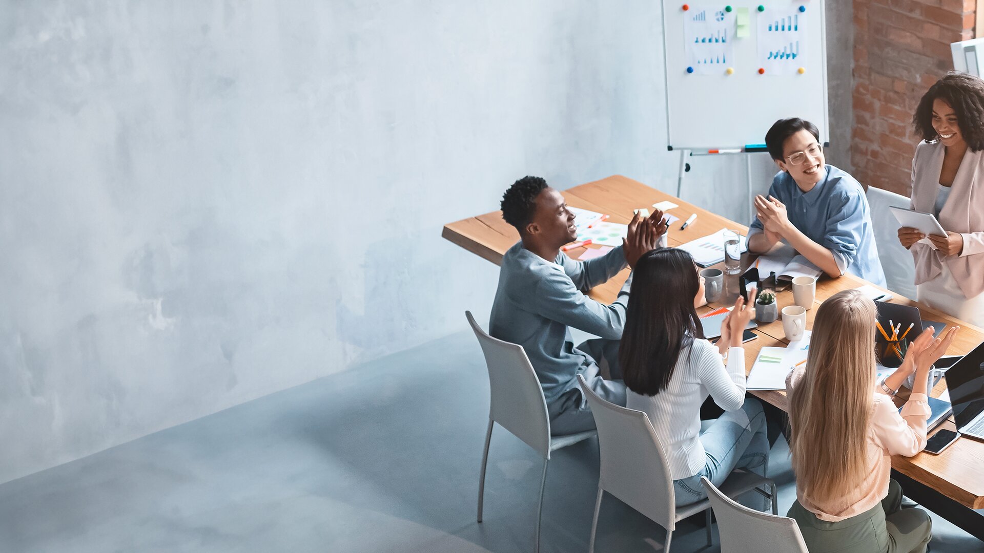 Weiterbildung Projekte agil vorbereiten und durchführen: Team arbeitet gemeinsam an agiler Projektplanung und Teamarbeit.