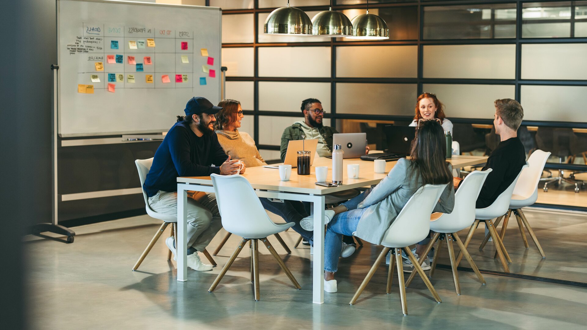 Projektmanagement anwenden Weiterbildung: Team arbeitet im Transfer Workshop gemeinsam an der Umsetzung von Projektmanagement in die Praxis.