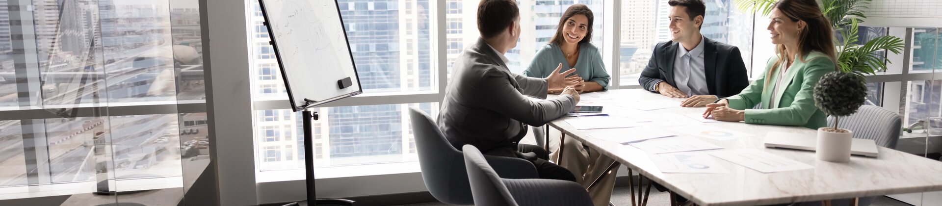 Erfolgreiche Unternehmenssteuerung Weiterbildung: Team entwickelt Strategien in einem modernen Besprechungsraum.